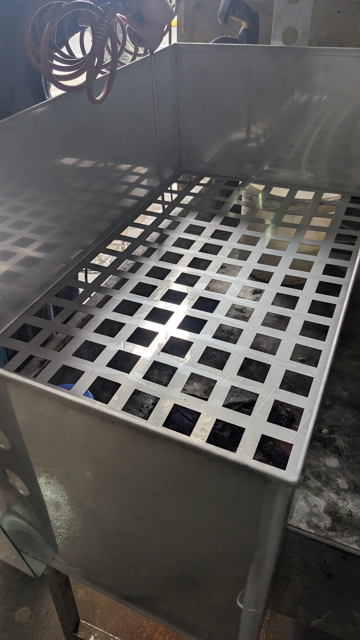 Cuvă din inox cu grătar perforat cu laser
