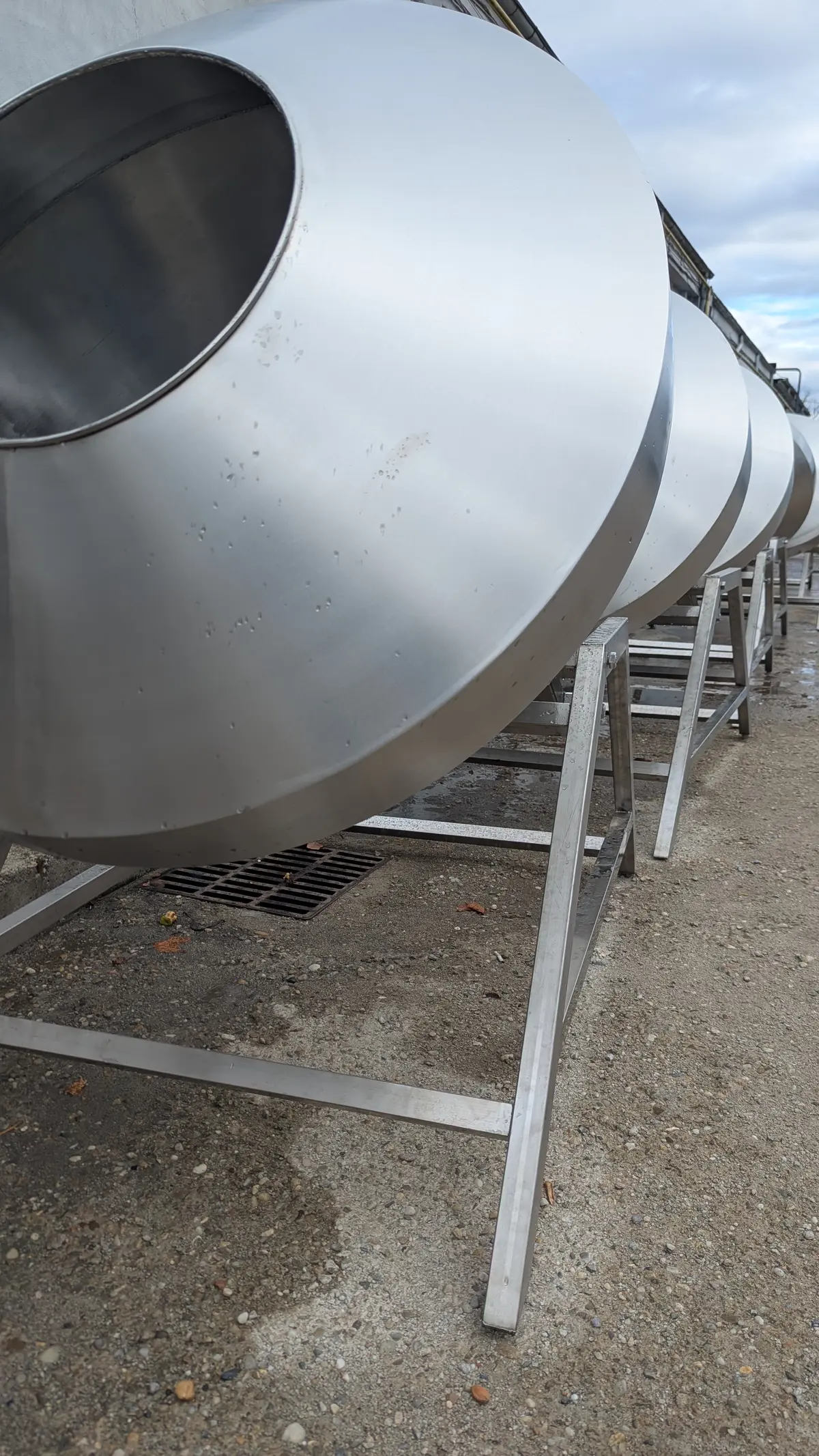 Cuve conice din inox montate înclinat pe cadre din inox